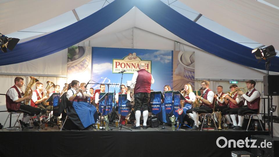 Mit bekannten und beliebten Evergreens sorgte die Neuburger Stadtkapelle für die musikalische Unterhaltung der Festgäste. Bild: jzk