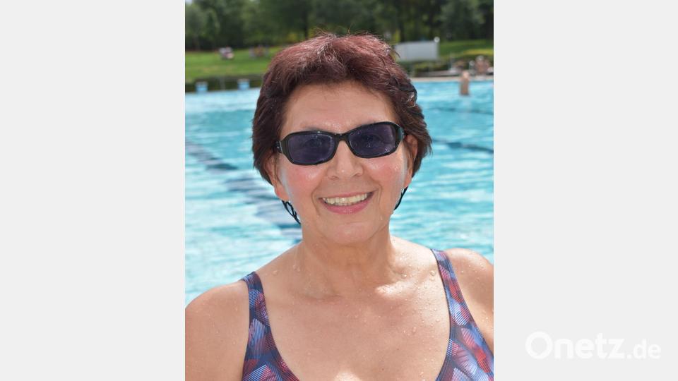 Manuela Schusser: &quot;Ich liebe das Waldbad&quot;, gesteht die 66-jährige aus Eschenbach. Da ich nicht besonders gut schwimmen kann, bin ich froh, dass ich hier gut betreut werde. Auch bei einem Wespenstich wurde mir sofort geholfen. Das Aquajogging tut meinen Beinen und Armen gut.&quot; (rgr) Bild: rgr