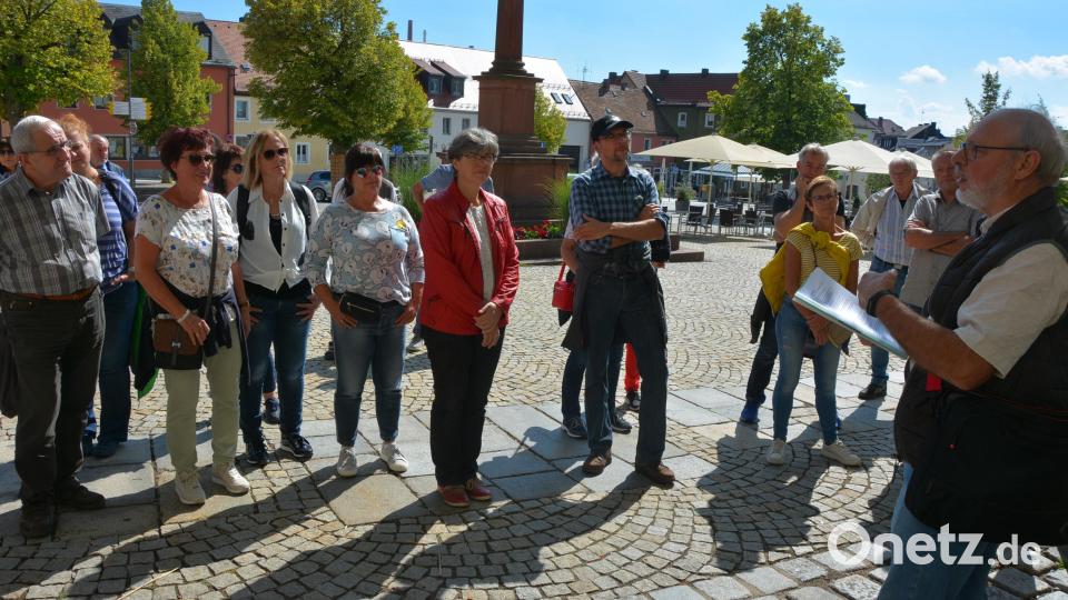 Rainer Gottas (rechts) bei seinen Erläuterungen zum Missionskreuz. Bild: jr