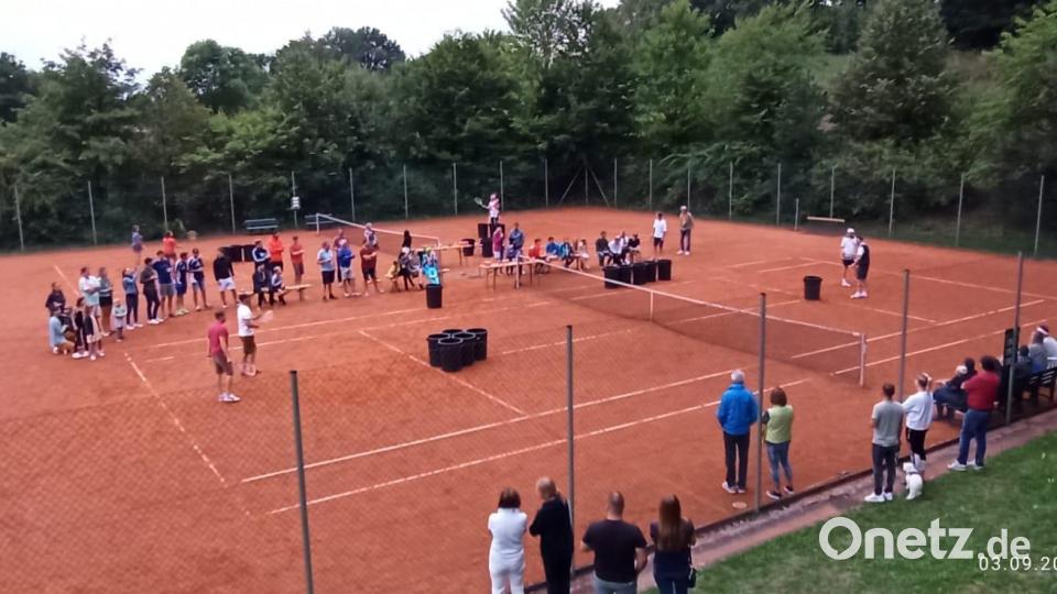 Mit Kindertennisschlägern weiche Tennisbälle in den Tonnen auf der gegnerischen Hälfe zu versenken, lautete die Vorgabe beim ersten "Tennis-Beer-Bong" der Tennisgemeinschaft Parkstein. Bild: bey