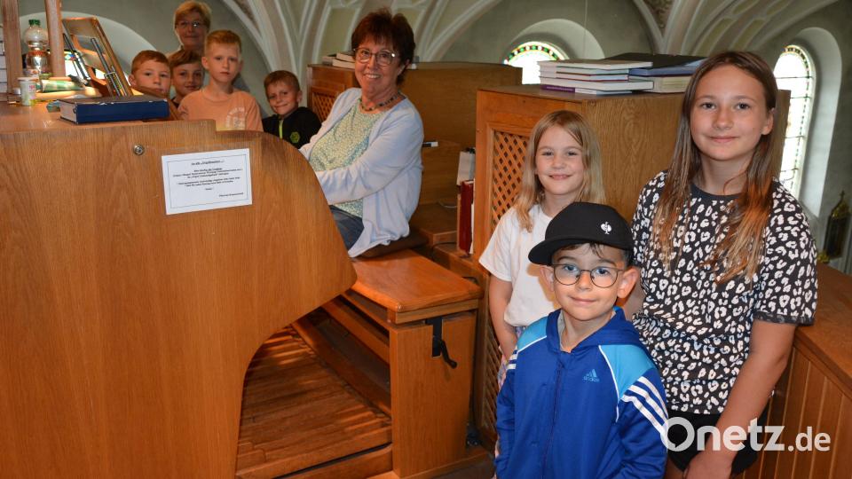 Margot Sölch erläuterte die Kirchenorgel. Bild: jr