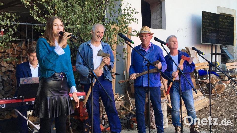 Die Hachtn mit der Waldjungfrau (von links): Kristina Kötterl, Rudi Leitl, Alfred Mösenburger und Wolfgang Habrich. Hinten am Piano Johannes Raab. Bild: gri