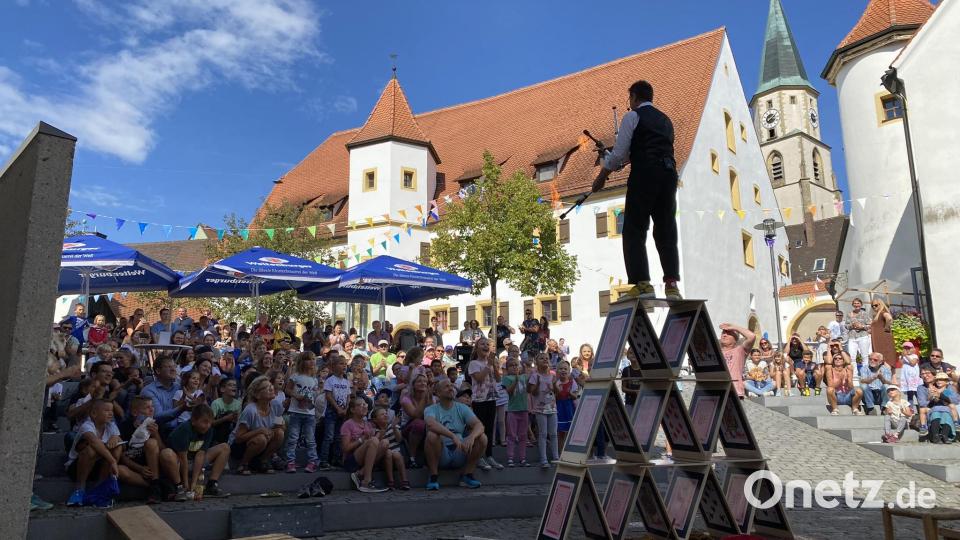 Vor traumhafter Kulisse und begeistertem Publikum jonglierte Sepp Schabernack mit seinen Feuerkeulen. Bild: aub