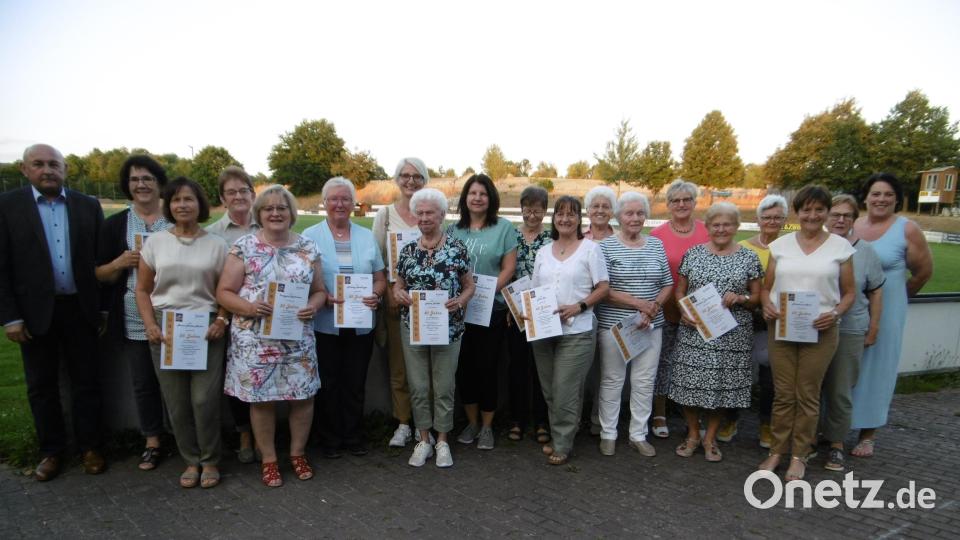 Der Kneippverein Hahnbach ehrt treue Mitglieder. Ihnen gratuliert auch HKA-Vorsitzender Georg Götz. Bild: mma