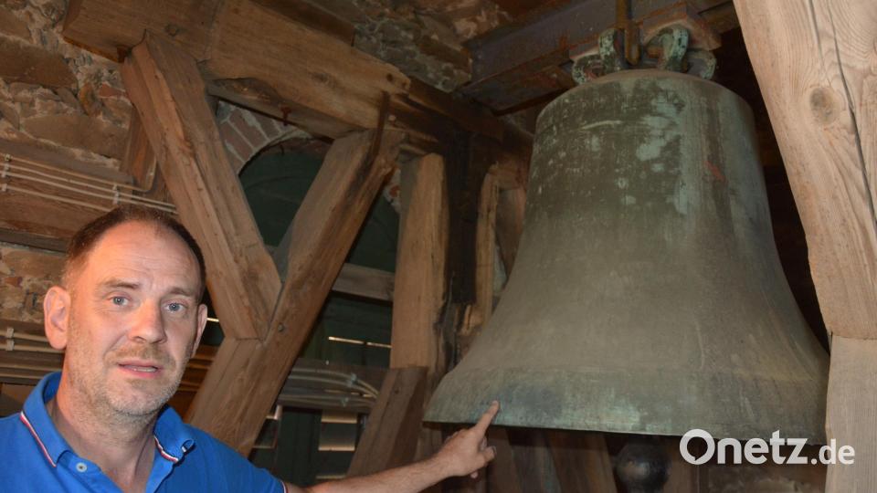 Kirchenpfleger Otto Hofmann mit der großen St.-Laurentius-Glocke. Bild: jr