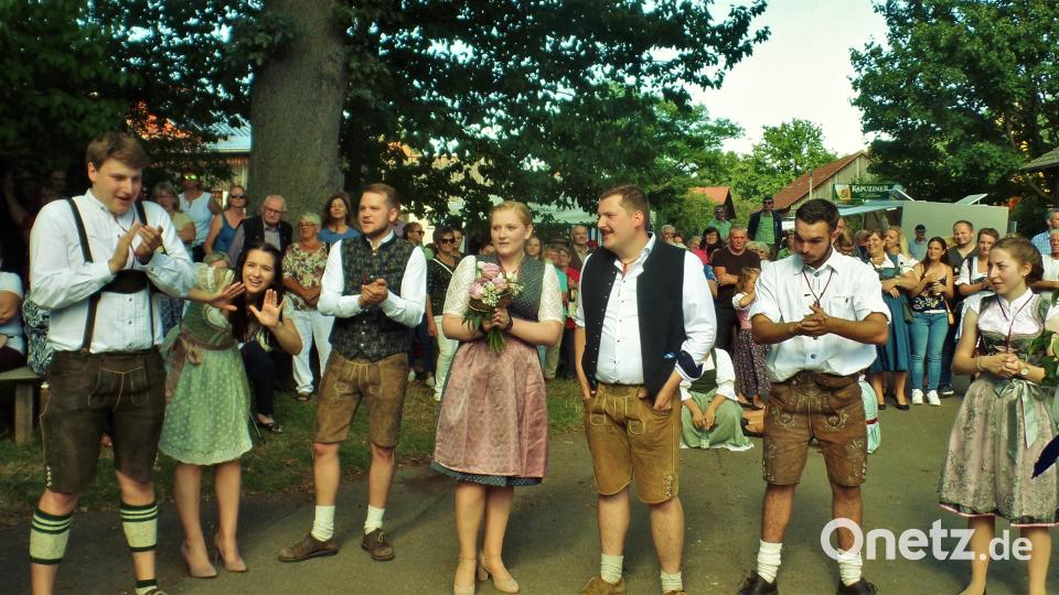 Lena Forster (links) bekommt von den Kirwaleit viel Applaus für ihre Probenarbeit der letzten sechs Wochen. In der Mitte (Vierte und Dritter von rechts) bedankt sich auch das neue Oberkirwapaar, Sabine Buchmann und Michael Wisgickl. Bild: jml