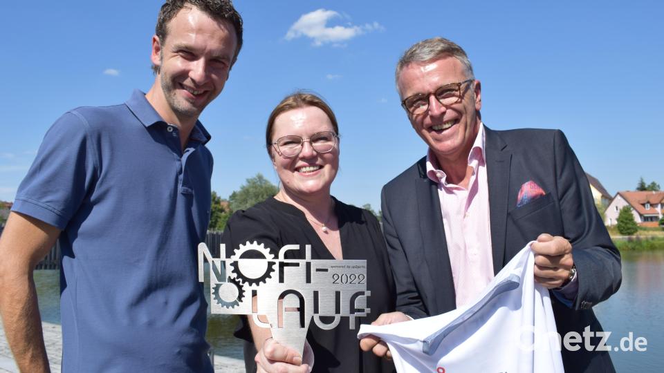 Das Nofi-Lauf-Organisationsteam mit Michael Reindl (Kliniken AG), Ilona Stadler (Oberpfalz-Medien) und Tirschenreuths Bürgermeister Franz Stahl (von links) stellte den Nofi-Pokal und das Finisher-T-Shirt für die elfte Ausgabe des Sportevents vor. Bild: szl