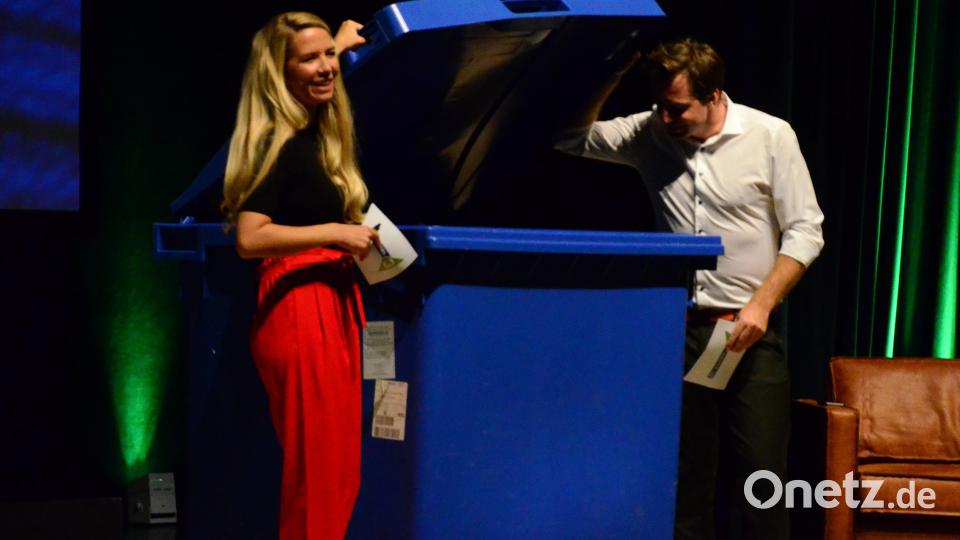 Alexander Stevens und Jacqueline Belle glauben, dass sich eine Leiche sehr gut in einem Müllcontainer entsorgen lässt. Bild: Kunz
