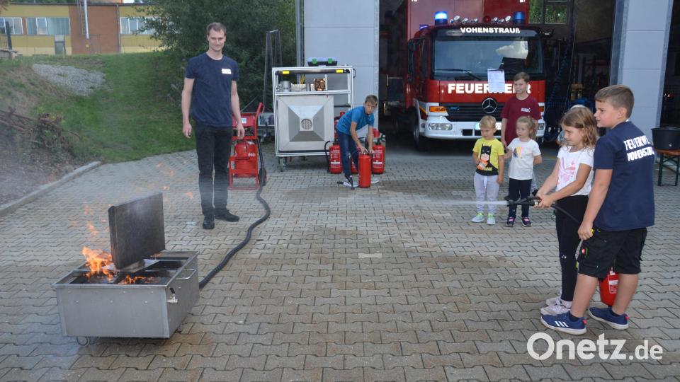 Der Fire-Trainer zeigt die Gefährlichkeit des Feuers auf. Bild: dob