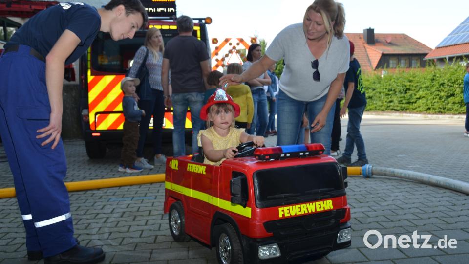 Die Kleinen haben ihre helle Freude im Mini-Feuerwehrauto des Landesverbands. Bild: dob