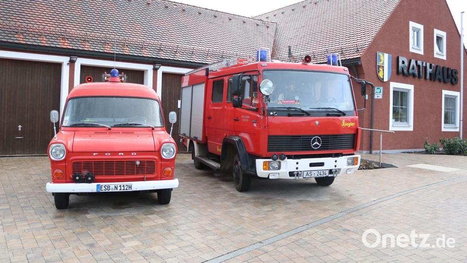 Zwei Generationen Feuerwehrfahrzeuge in Eschenfelden stehen nach 27 Jahren wieder nebeneinander. Bild: lei