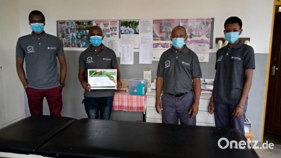 Das Hilfsprojekt &quot;Feuerkinder&quot; unterstützt auch die Ausbildung von medizinischem Fachpersonal vor Ort. Diese junge Frau und die drei Männer helfen künftig nach Klumpfuß-Operationen beim Eingipsen. Bild: A. Schraml/exb