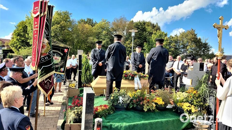 Eine große Trauergemeinde, darunter zahlreiche Vereinsabordnungen, nahm auf dem Friedhof Abschied von Michael Mayer. Bild: lg