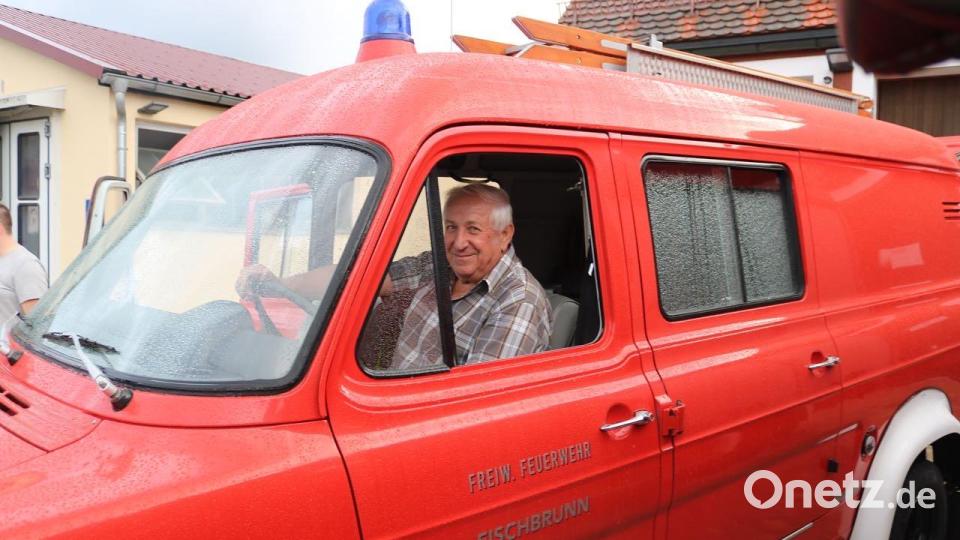 Die Freude steht Helmut Pilhofer ins Gesicht geschrieben, als der ehemalige Gerätewart der Feuerwehr Eschenfelden wieder am Steuer &quot;seines Autos&quot; aus den 80er- und 90er-Jahren sitzt. Bild: lei