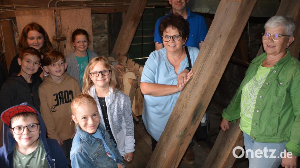 Sigrid Schwan, Otto Hofmann und Christa Wölfl (von rechts) mit einem Teil der Kinder bei der Führung im Glockenturm der Konnersreuther Pfarrkirche. Bild: jr