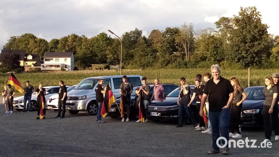 In einem Autokorso und mit Fahnen brachten die Kastler Schützen die erfolgreichen Teilnehmer an der deutschen Meisterschaft zum Empfang vor dem Schützenheim. Auch Vorsitzender Wolfgang Raps (vorne rechts) freute sich über den Erfolg. Bild: rwo