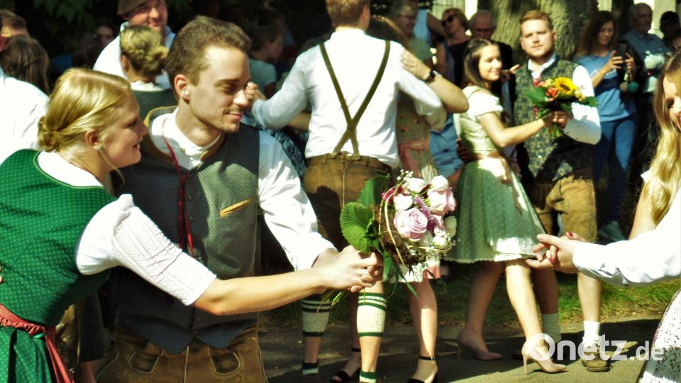 Die beiden Blumensträuße werden beim Tanz von Pärchen zu Pärchen weitergereicht, bis sie endlich beim Oberkirwapaar landen und die Musik abrupt stoppt. Bild: jml