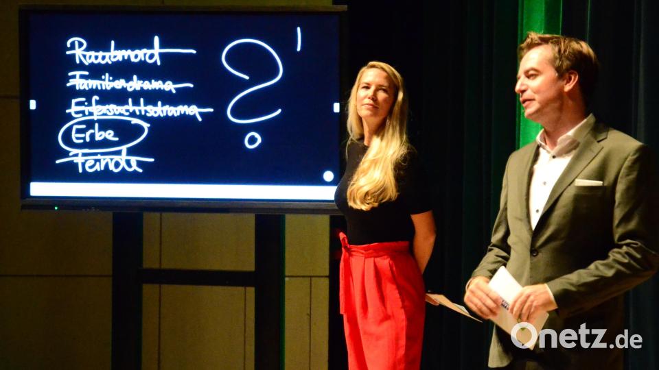 War es ein Raubmord? Ein Eifersuchtsdrama? Oder doch eine Erbstreitigkeit? Strafverteidiger Alexander Stevens und Moderatorin Jacqueline Belle präsentierten dem Publikum in Weiden vier echte Mordfälle – mit nicht immer eindeutigem Täter. Bild: Kunz