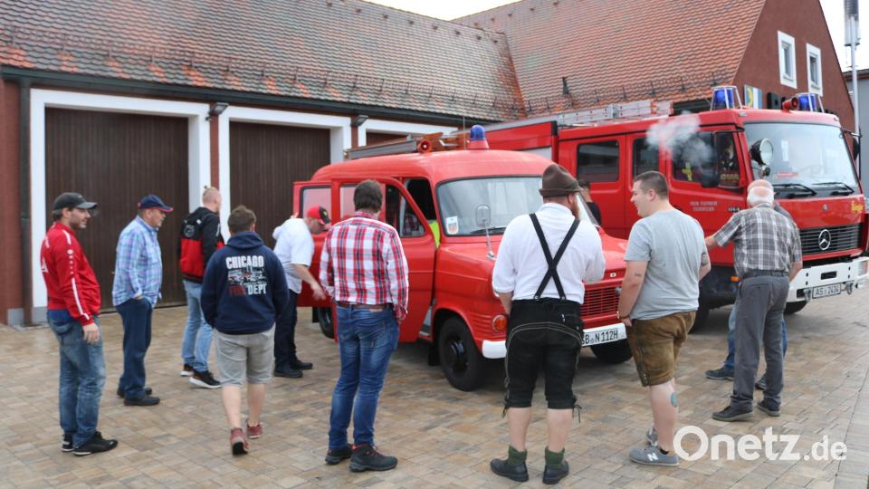 Für großes Interesse unter den Floriansjüngern sorgt der Besuch des ehemaligen Fahrzeuges der Feuerwehr Eschenfelden beim Grillfest. Bild: lei