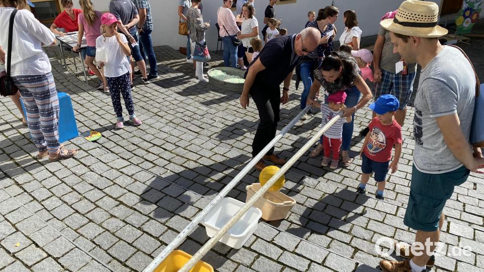 Erst, wenn der Ball auf den Stangen über der richtigen Kiste roll, sollte er genau dort reinfallen. Bild: aub