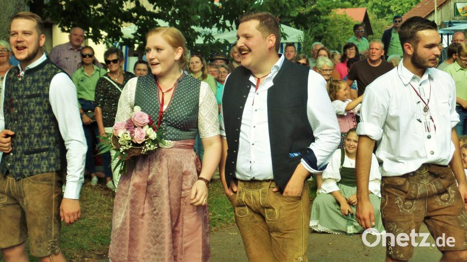Das neu ertanzte Oberkirwapaar in Weißenbrunn: Sabine Buchmann und Michael Wisgickl. Bild: jml