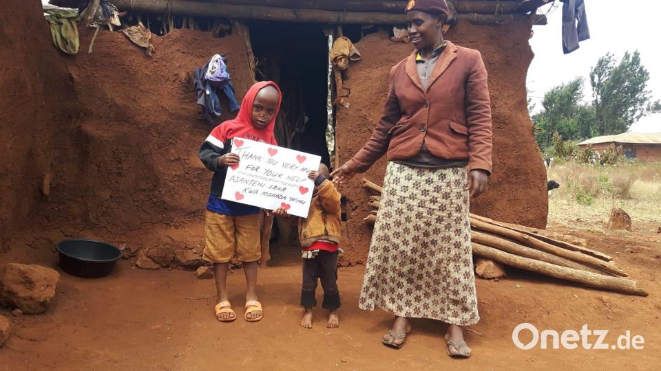 Daniel (zusammen mit Mama und Bruder) freut sich auf die nun anstehende Operation. Er war bei einem Hyänen-Angriff im Gesicht schwer verletzt worden. Bild: A. Schraml/exb