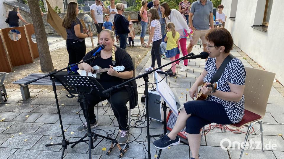 Während die einen noch fleißig spielten, sorgten Sabrina Dobler und Angelika Pesold für die passende Begleitmusik. Bild: aub