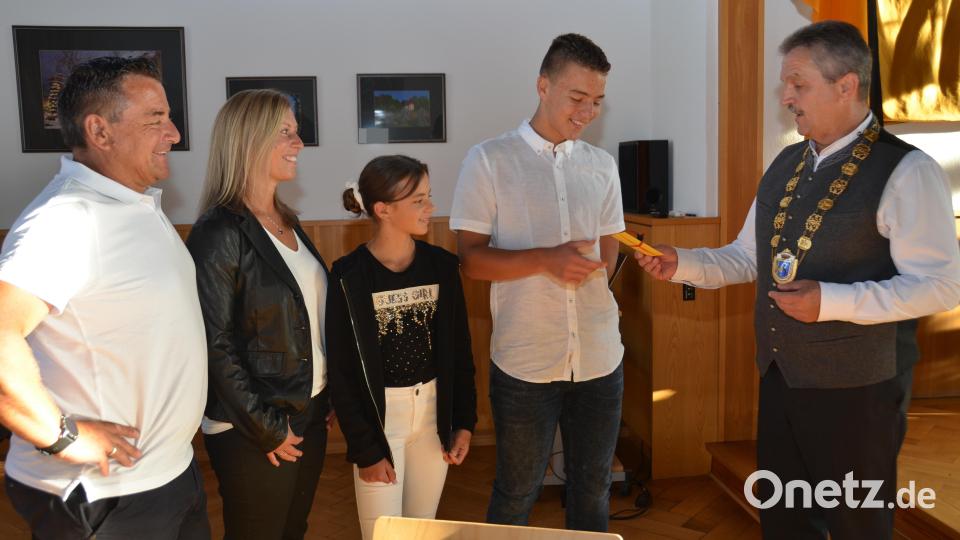 Mit einem Geldpräsent überrascht Bürgermeister Andreas Wutzlhofer den jungen Spitzensportler Raphael Wittmann nach dem Eintrag ins Goldene Buch der Stadt. Peter, Verena und Lara Marie Wittmann (von links) freuen sich mit ihm. Bild: dob