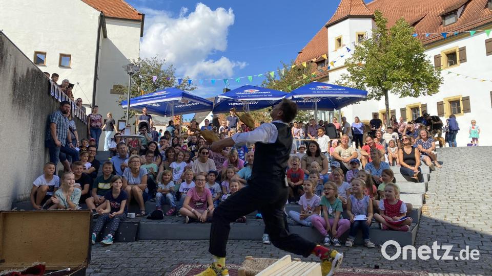 Sepp Schabernack in Aktion: Schaut mal, was da fliegt! Bild: aub