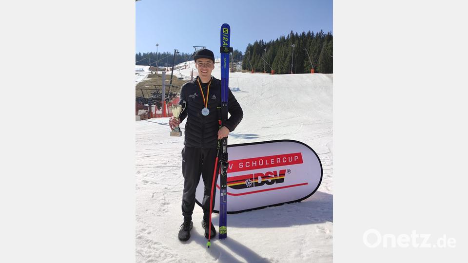 Raphael Wittmann präsentiert stolz seine Silbermedaille. Repro: dob