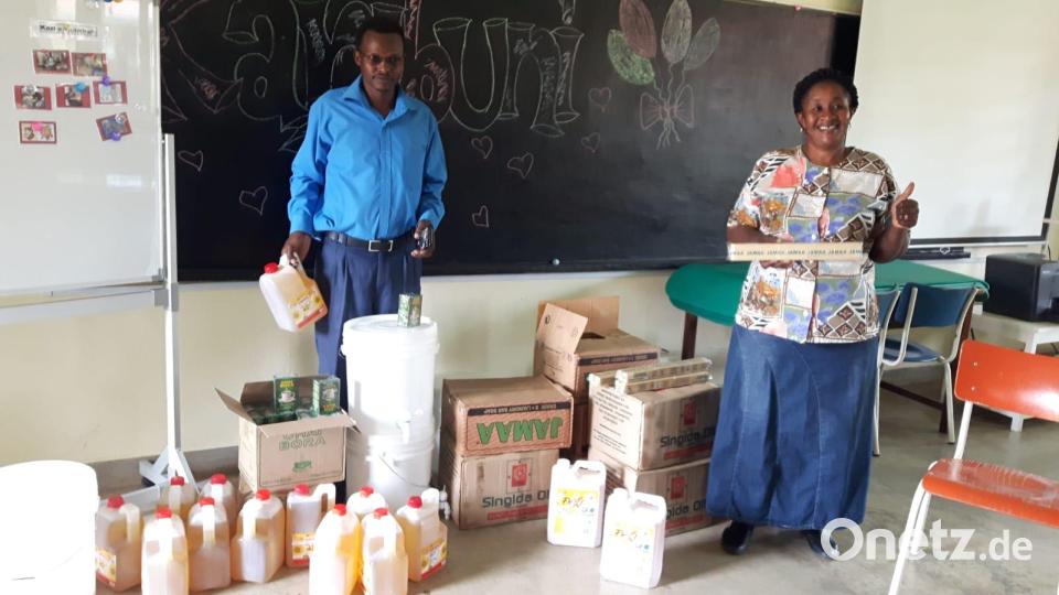 In der schwierigen Zeit hilft die Aktion &quot;Feuerkinder&quot; auch mit Lebensmitteln. Dorfhelfer Jonas, der seit einigen Jahren beim Hilfsprojekt arbeitet, stellt zusammen mit Karo die Pakete für bedürftige Familien zusammen. Bild: A. Schraml/exb