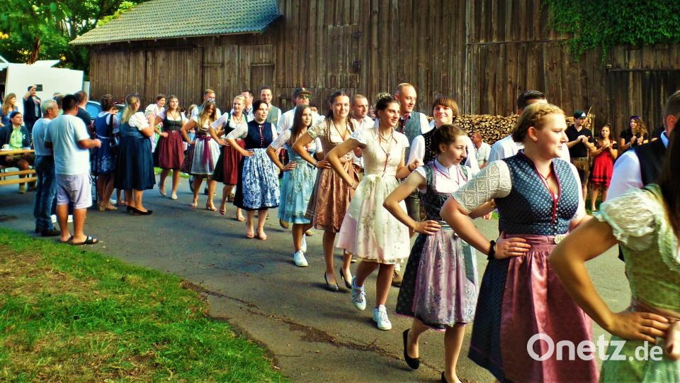 Die Tanzpaare der Weißenbrunner Kirwaleit geben mit ihren Dirndln und Lederhosen schon beim Aufmarsch ein farbenprächtiges Bild ab. Bild: jml