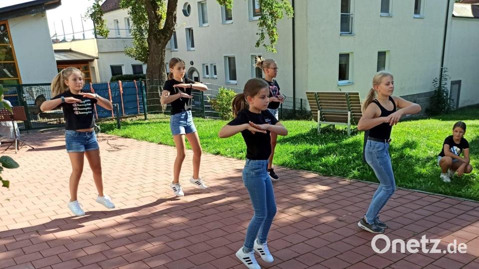 Die Tanzgruppe der Musikschule glänzt beim Kinderferientag mit Auftritten. Bild: gz