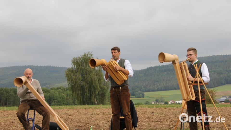 Die Vogelhorn-Bergmusik überraschte seine Zuhörer beim Baustellenkonzert in Etsdorf mit stimmungsvollen Weisen. Bild: ads