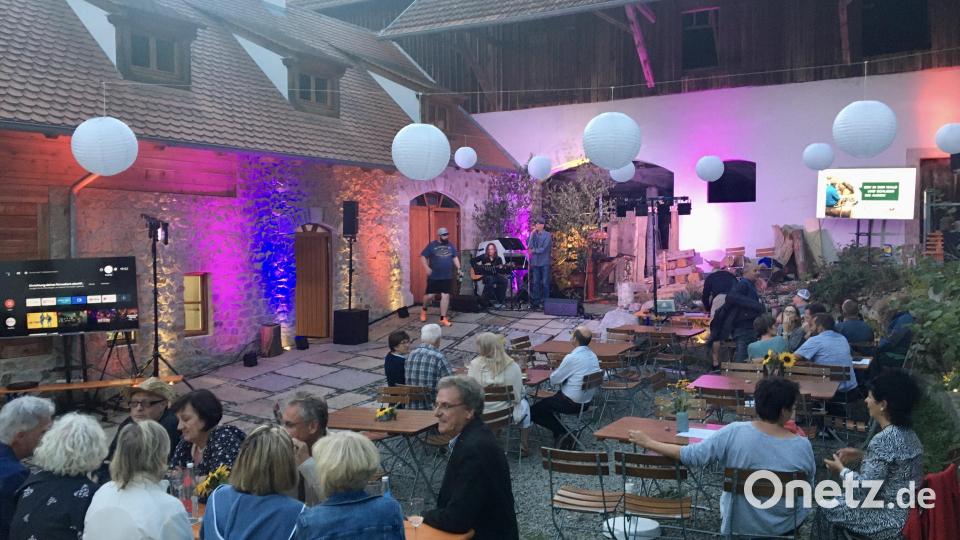 Vor dem Eingang zum ehemaligen Kuhstall war die Bühne aufgebaut. Bild: gri