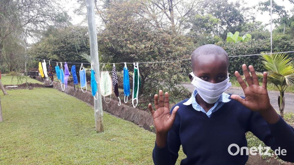 Die Schüler in Usa River müssen die Mund-Nase-Bedeckungen regelmäßig waschen. Bild: A. Schraml/exb