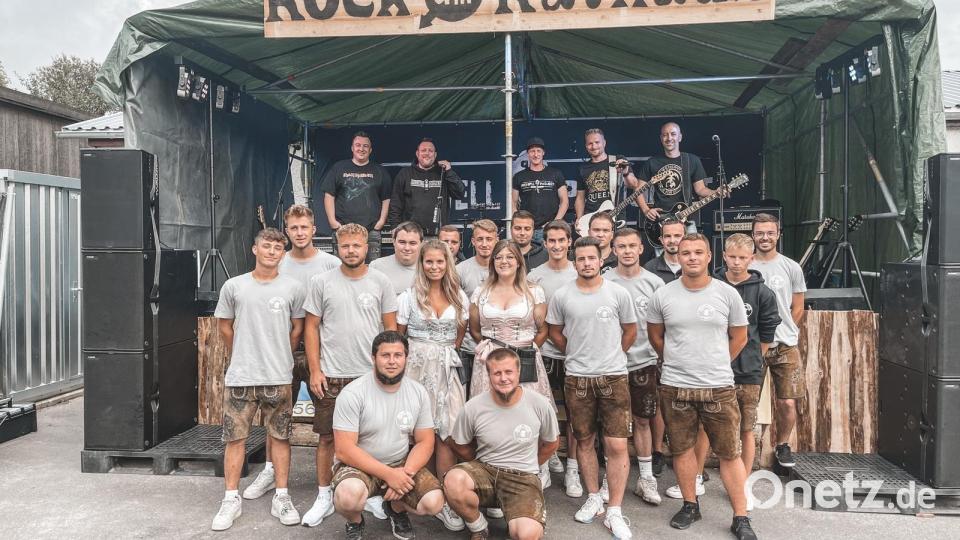 Der Burschenverein hatte zum Open-Air „Rock am Rathaus“ auf das Freigelände rund um das Ebnather Rathaus eingeladen. Zu Gast war die Band &quot;Pitchwell Project&quot;. Bild: soj