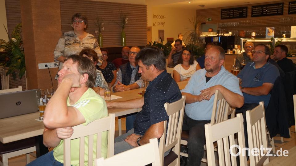 Gespannt verfolgen die Besucher den Rechenschaftsbericht von Bürgermeisterin Anita Forster bei der Bürgerversammlung Bild: wel