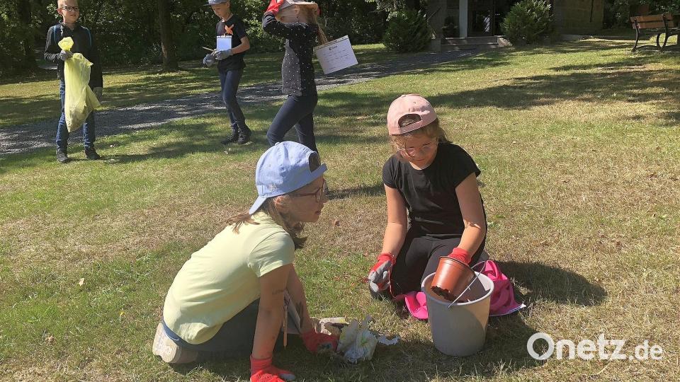 Immer wieder bildeten sich kleine Teams, die beim Sammeln zusammenzulangten. Zu einem Fundstück wurde (hier im Bild) auch ein schmuckloser Blumentopf aus Plastik. Bild: wro