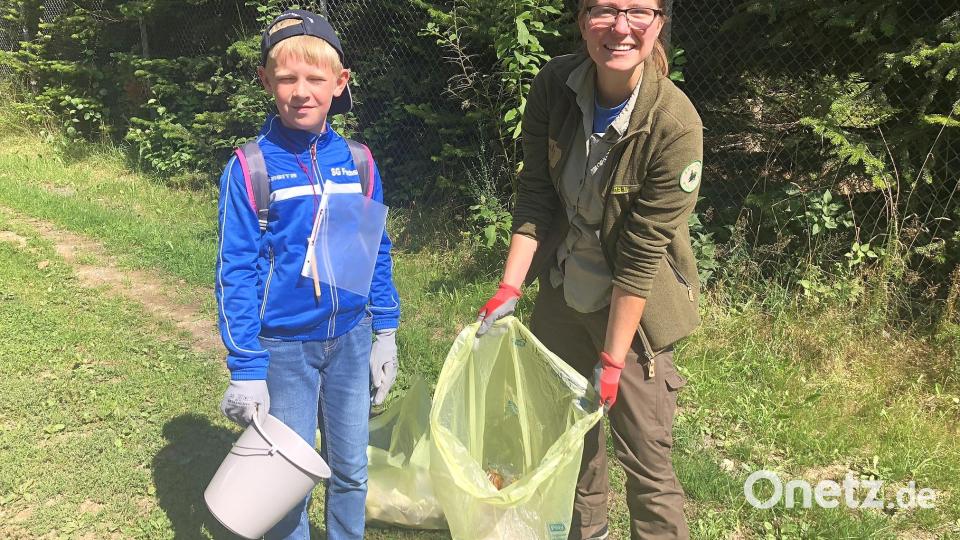 Naturpark-Rangerin Cornelia Greiner (rechts) war nicht nur Helferin, sie konnte auch viel über die heimische Flora und Fauna im Naturpark Steinwald zu erzählen. Bild: wro