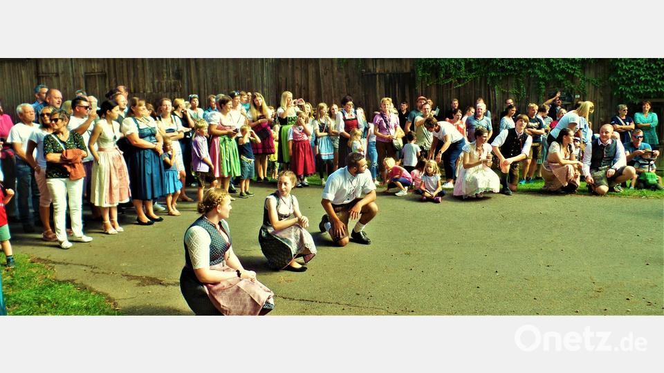 Tänzer und begeísterte Zuschauer verfolgen die Aufführungen der Gruppen. Bild: jml