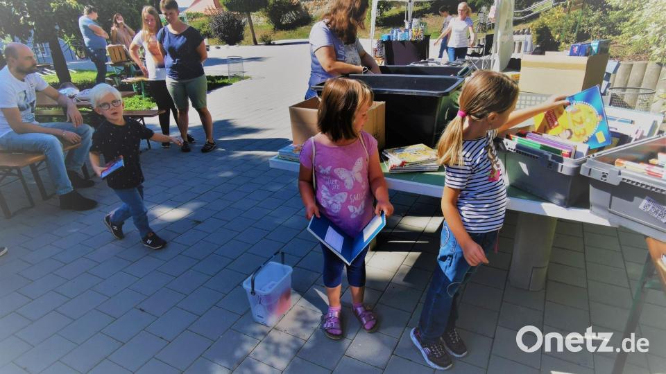 Die Kinder entdecken beim Bücherflohmarkt so manches tolle Buch. Bild: gz