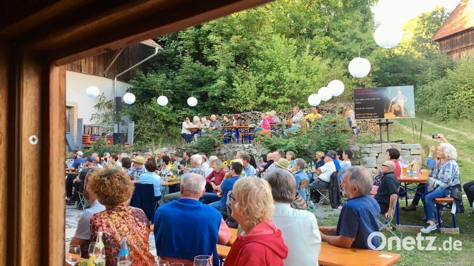 Der Innenhof der Molzmühle in Wutschdorf war zum Singspiel gut gefüllt. Bild: gri