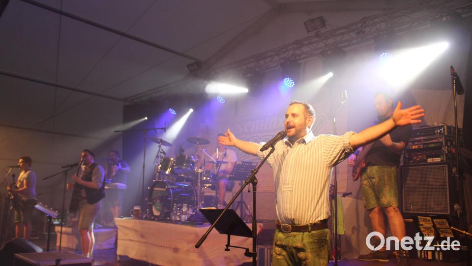 Die Band "Froschhaxn Express" trat 2018 schon einmal auf dem Volksfest in Wackersdorf auf. Bild: Michael Weiß/exb