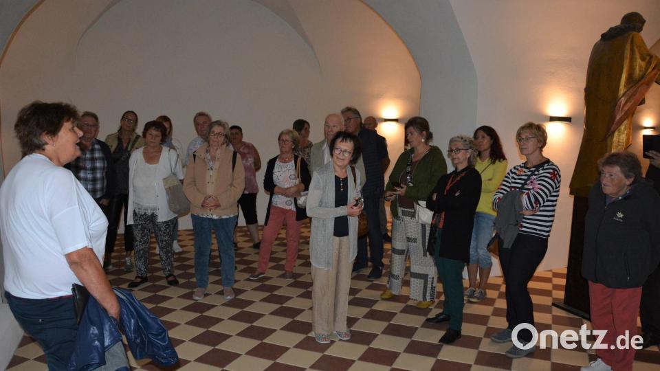 Rosemarie Ackermann (links) mit einem Teil der Besucher in der Gruft der Basilika. Bild: jr