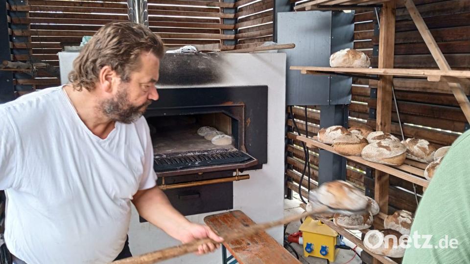 Vorsitzender Markus Thumfahrt beim Brotbacken Bild: Karl Götz, FWG Schwarzenbach/exb