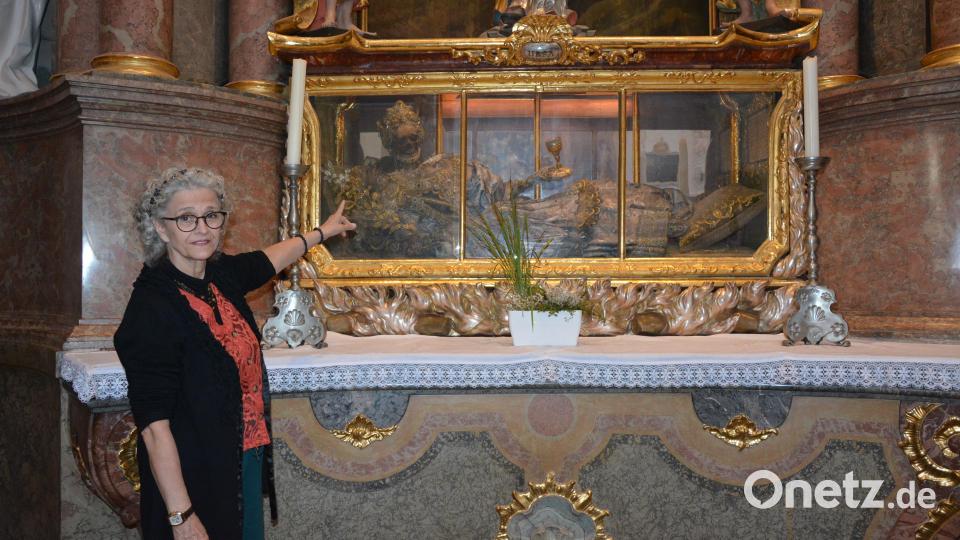 Gemeindereferentin Gertrud Hankl vor dem Leib der heiligen Ursa, der einzigen Frau, die in der Basilika aufgebahrt ist. Bild: jr