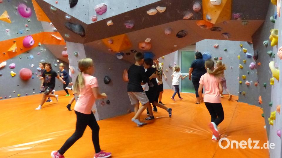 Spieleinlagen sorgten bei der Ferienaktion der UWG Illschwang in der Boulderhalle in Neuöd für Abwechslung. Bild: UWG Illschwang/exb