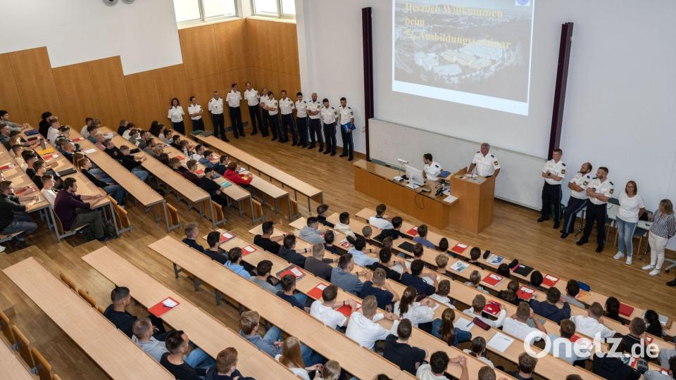 Seminarleiter Josef Fleischmann begrüßt den Polizei-Nachwuchs und stellt das Ausbildungspersonal vor. Bild: Christian Sträußl/exb