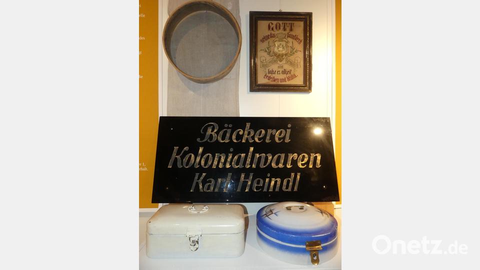 Ein altes Firmenschild der noch tätigen Bäckerei Heindlrot. Bild: rn